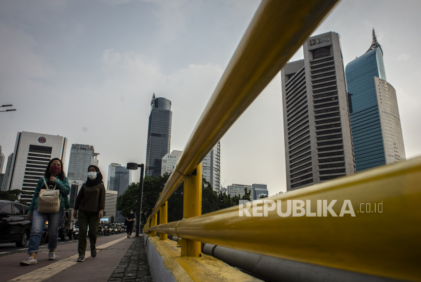 Warga berjalan di jalur pedestrian Jalan Jenderal Sudirman, Jakarta, Rabu (5/5). Badan Pusat Statistik (BPS) mencatat pertumbuhan ekonomi Indonesia minus 0,74 persen pada kuartal I 2021. 
