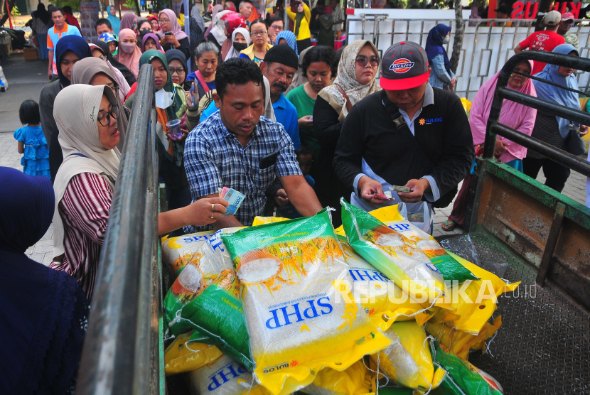 (ILUSTRASI) Warga membeli beras saat kegiatan Gerakan Pangan Murah (GPM).