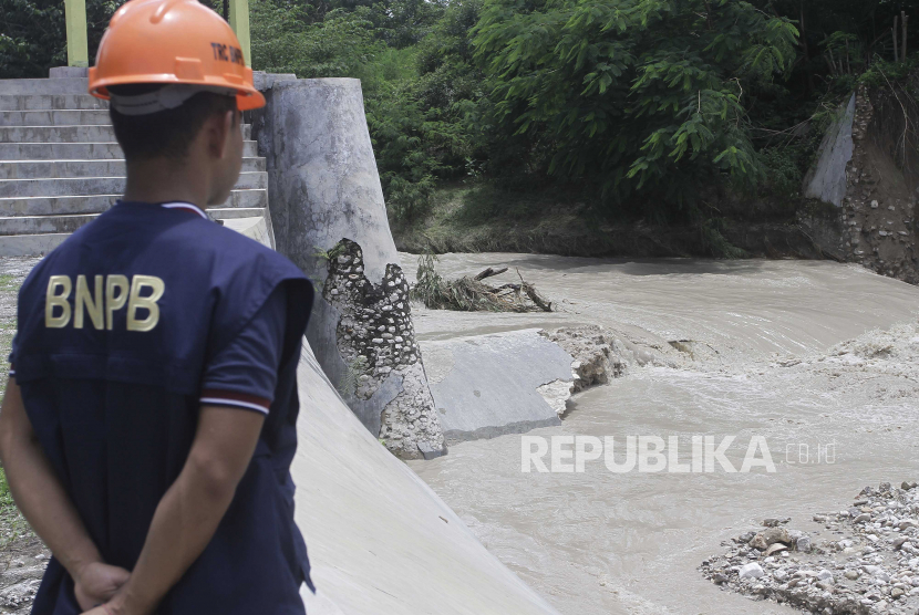 Seorang petugas Badan Penangulanggan Bencana (BNPB) memantau pintu air Bendungan Oesao yang jebol di Desa Pukdale, Kabupaten Kupang, NTT. BNPB mengungkap Provinsi Nusa Tenggara Timur (NTT) melaporkan kenaikan bencana hidrometeorologi basah dalam 3--4 tahun terakhir. (ilustrasi). 