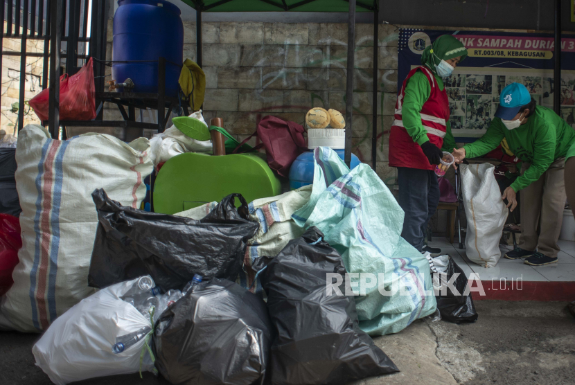 Warga memilah sampah di Bank Sampah Durian 3 RT 3 RW 8, Kebagusan, Jakarta Selatan, Rabu (6/10/2021). 