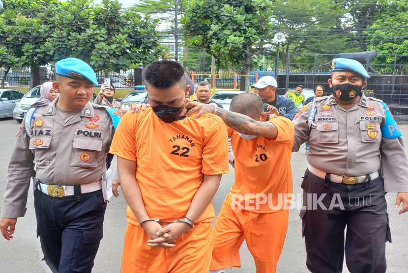 Dua orang begal ojek online  di Kota Bandung berhasil ditangkap jajaran Polsek Lengkong. Akti kejahatan begal  sebanyak tiga kali terjadi dalam satu malam di Bandung, Jabar.