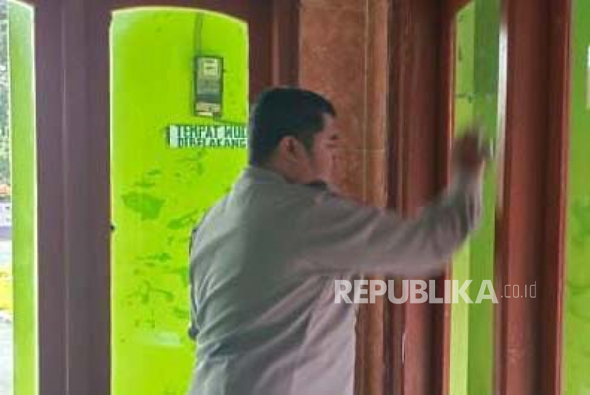 Polisi melakukan kegiatan bersih-bersih di Masjid Jami Sindangrasa, Kabupaten Ciamis, Jawa Barat, Selasa (28/3/2023). 