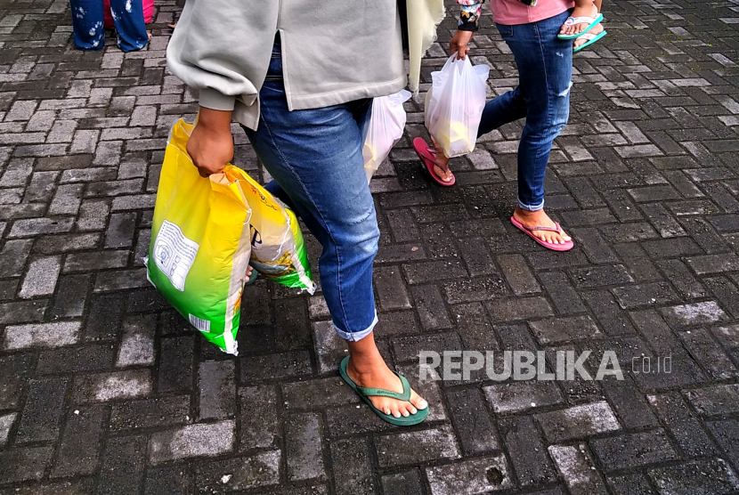 Warga usai membeli sembako saat Gelar Operasi Pasar Murah (ilustrasi)
