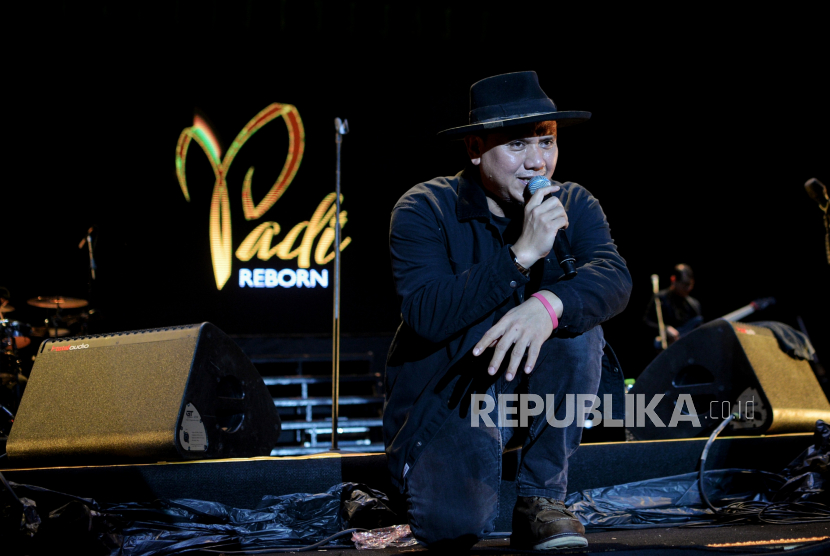 Grup Band Padi membawakan sejumlah lagu saat tampil di festival musik Everblast di Gambir Expo Kemayoran Jakarta, Ahad (5/3/2023).