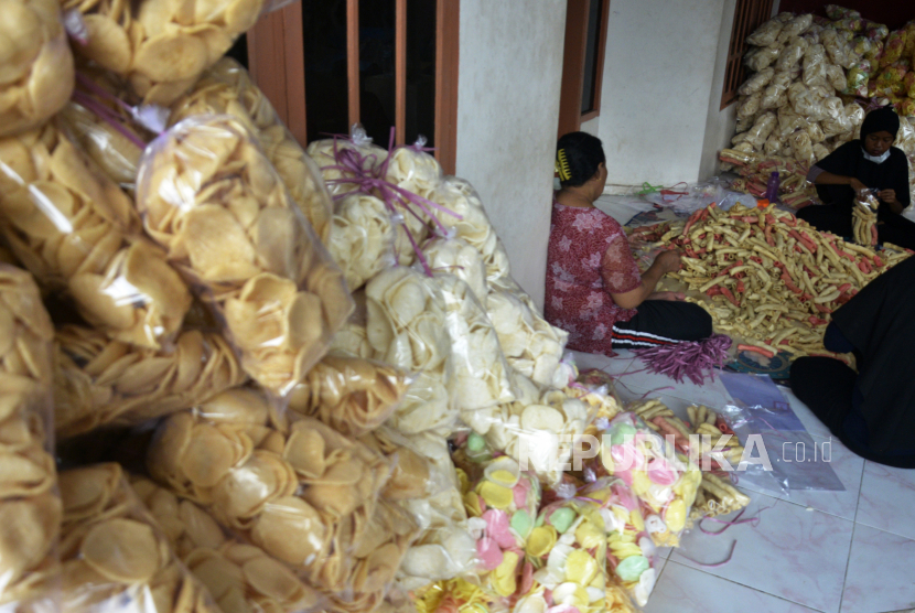 Pekerja mengemas kerupuk di industri rumahan kerupuk kulit. Kerupuk kulit sapi asli khas Indramayu ternyata sangat diminati pasar Korea Selatan.