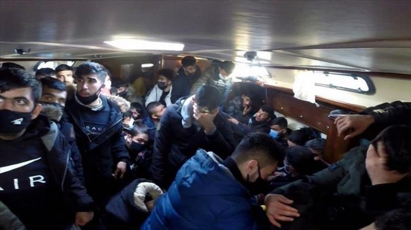 Tim Penjaga Pantai Turki menyelamatkan setidaknya 117 pencari suaka di Laut Aegea, lepas pantai barat Provinsi Izmir, dalam dua insiden terpisah pada Selasa (14/4).