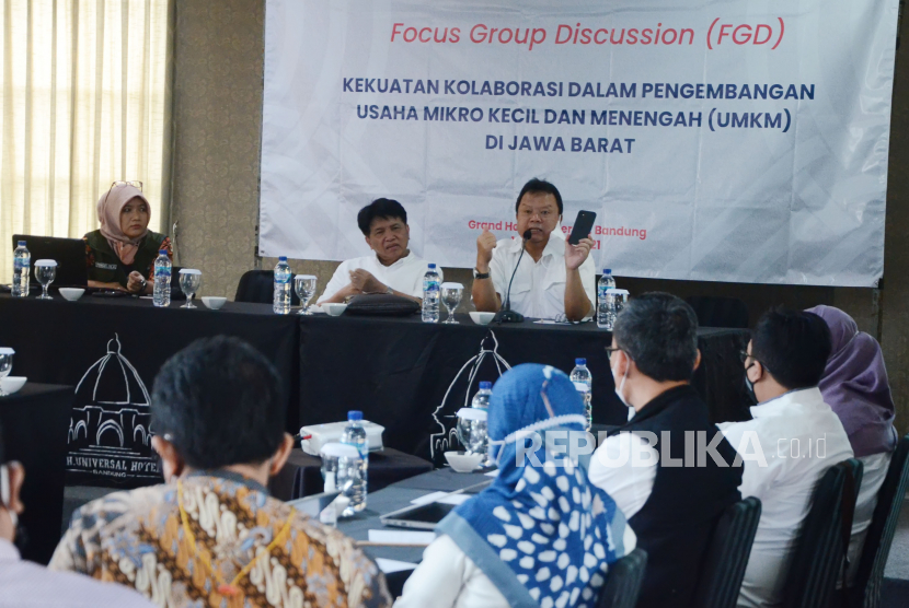 Dari kiri ke kanan, Ketua Inkubator Bisnis Rumah Enterpreuneurship LP3I Prima Vandayani, pengusaha Perry Tristianto dan Asisten Administrasi Setda Jawa Barat Dudi Sudrajat tampil saat Focus Group Discussion (FGD), di Grand Hotel Universal, Kota Bandung, Rabu (1/12). FGD dihadiri oleh pembina UMKM dari dinas, komunitas bisnis, perbankan dan market place. Hasil diskusi diharapkan menjadi masukan untuk kemajuan UMKM Jawa Barat.