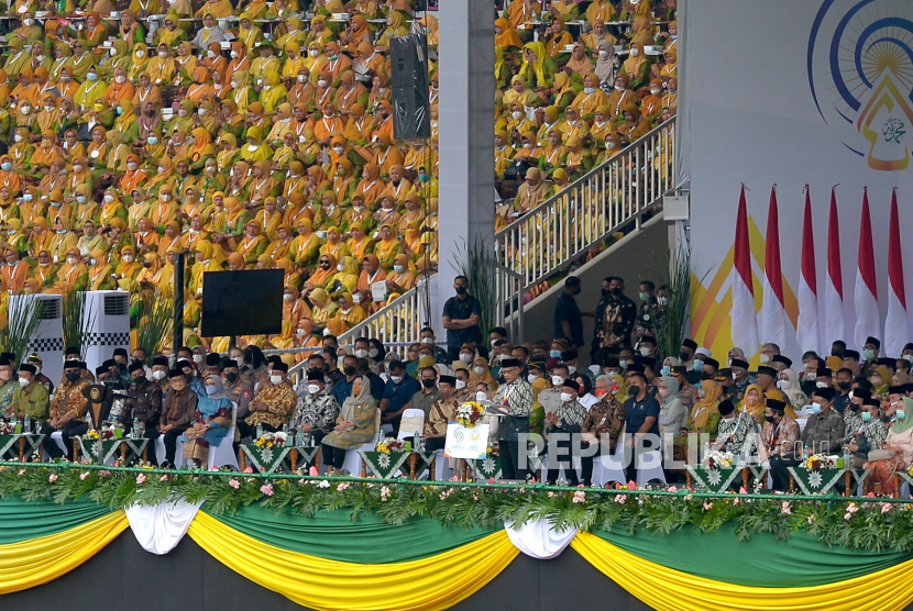 Ketua Umum PP Muhammadiyah Haedar Nashir menyampaikan arahan saat Pembukaan Muktamar ke-48 Muhammadiyah dan Aisyiyah oleh Presiden Joko Widodo di Stadion Manahan, Surakarta, Jawa Tengah, Sabtu (19/11/2022). Muktamar ke-48 Muhammadiyah akhirnya terlaksana setelah tertunda dua tahun imbas pandemi Covid-19. Agenda utama Muktamar nanti yakni pemilihan anggota tetap PP Muhammadiyah dan Aisyiyah yang berjumlah 13 orang.