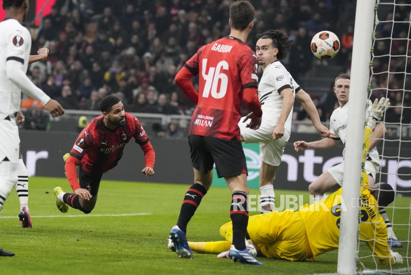Penyerang AC Milan Ruben Loftus-Cheek saat menjebol gawang Rennes pada leg pertama 16 besar playoff Liga Europa. 
