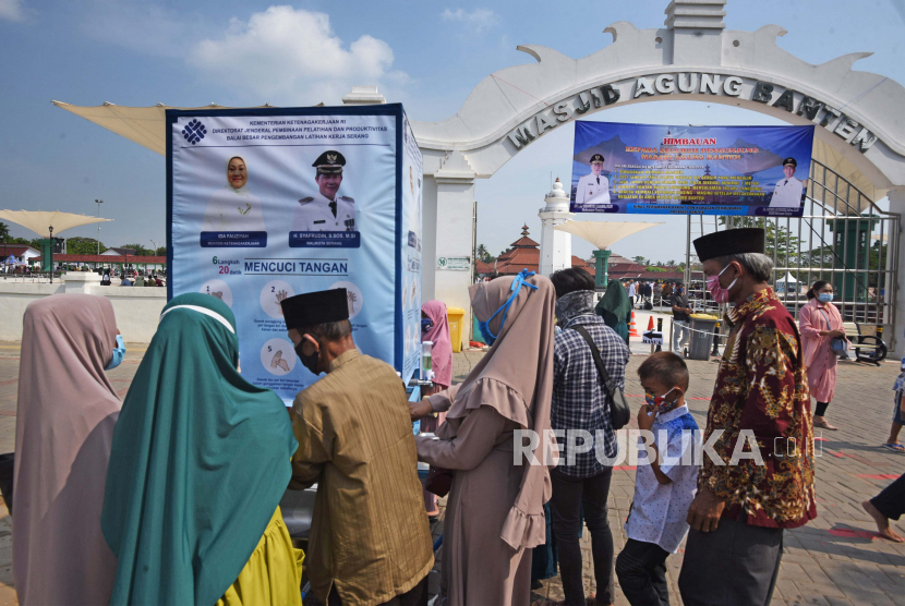 Sejumlah wisatawan antre mencuci tangan sebelum memasuki kawasan wisata religi Kesultanan Banten di Kasemen, Serang, Banten. Kasemen menjadi satu-satunya kecamatan dengan nol kasus Covid-19.