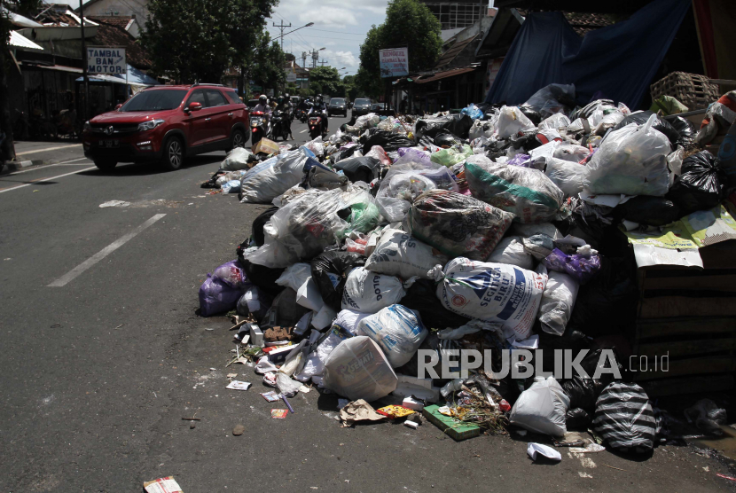 Sampah berserakan di pinggir jalan (ilustrasi).