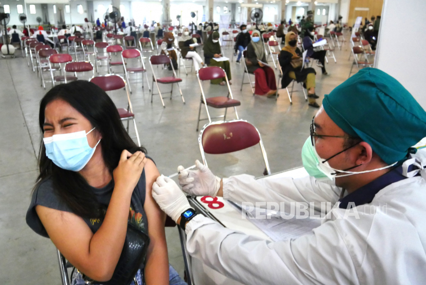 Warga mengikuti vaksinasi Covid-19 di Sentra Vaksinasi JEC, Yogyakarta, Rabu (1/9). Sentra vaksinasi Covid-19 yang bekerja sama dengan Tiket.com ini menyediakan 3 ribu dosis setiap hari selama seminggu. Saat ini rata-rata cakupan vaksinasi Covid-19 di Yogyakarta sudah mencapai 32 ribu dosis per hari. Berarti melewati target provinsi yang ditetapkan yakni 20 ribu dosis per hari.