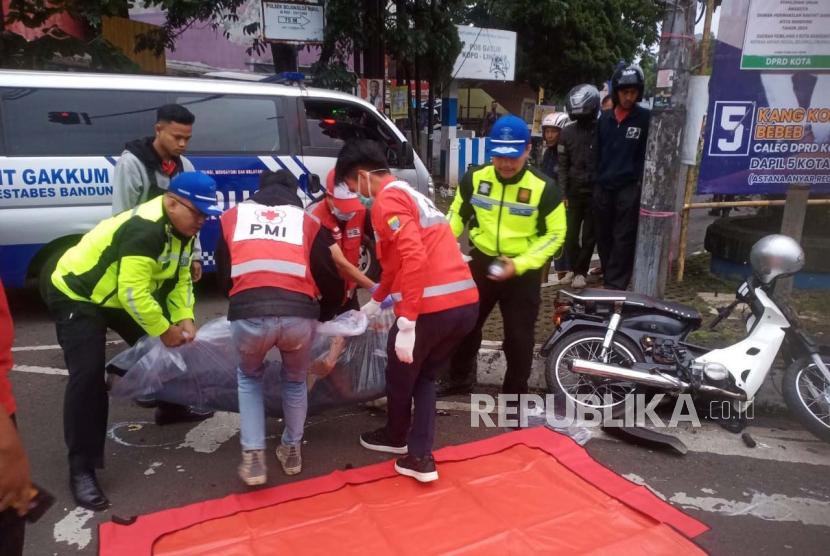 Seorang pelajar Arkan Lutfi yang tengah mengendarai sepeda motor tewas usai ditabrak angkutan kota (angkot) bernomor polisi D 1957 BP di Jalan Kopo, Kota Bandung, Rabu (7/2/2024) pagi. 