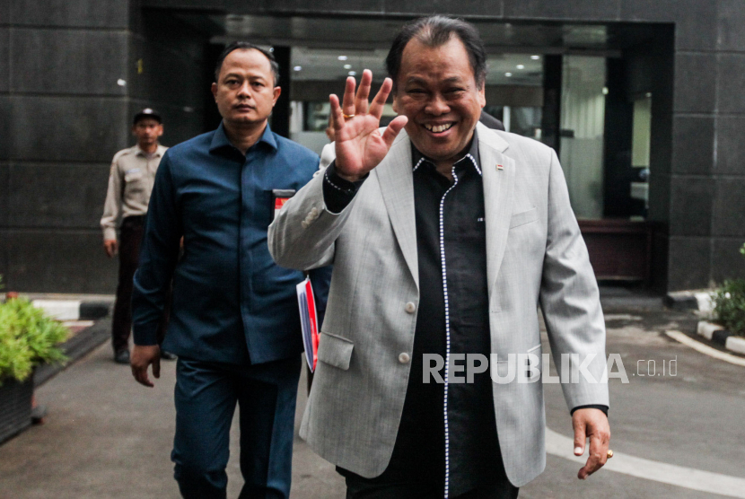 Hakim Mahkamah Konstitusi Arief Hidayat (kanan) bersiap menjalani sidang. Hakim MK Arief Hidayat mengaku tidak mengetahui adanya lobi-lobi untuk putusan MK.