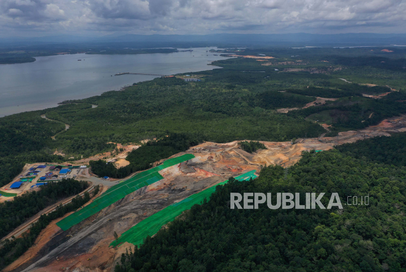 Foto udara proyek pembangunan tol Ibu Kota Negara (IKN) Nusantara segmen KKT Kariangau-Simpang Tempadung di Penajam Paser Utara, Kalimantan Timur, Kamis (23/2/2023).