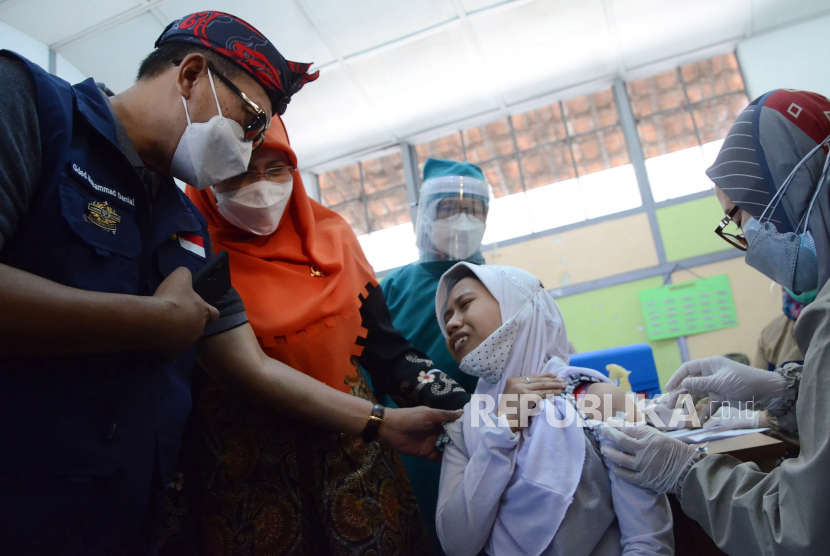 Wali Kota Bandung Oded M Danial bersama istri ikut menenangkan peserta vaksinasi pelajar disabilitas se-Kota Bandung usia diatas 18 tahun pada acara Gebyar Vaksinasi Jabar Juara di SLBN Cicendo, Jalan Cicendo, Kota Bandung, belum lama ini. 