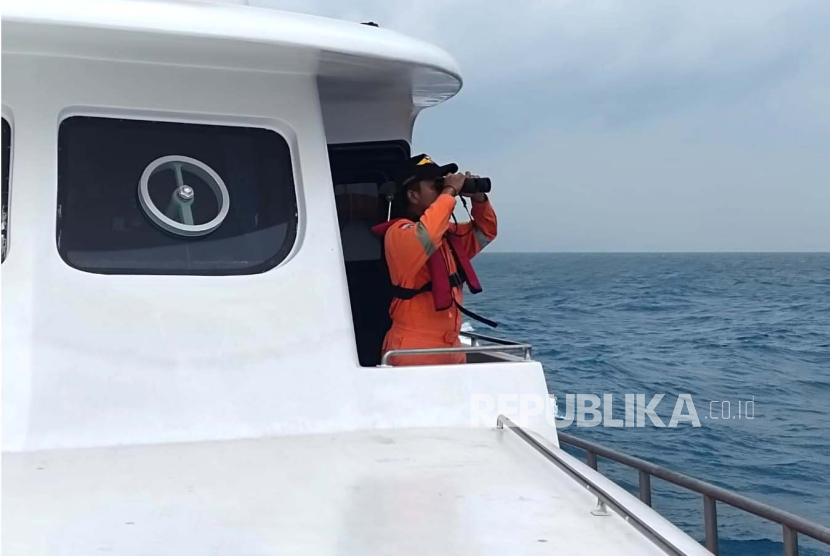 Petugas melakukan upaya pencarian terhadap kapal putra sumber mas di perairan Madura, Jawa Timur. (Ilustrasi)
