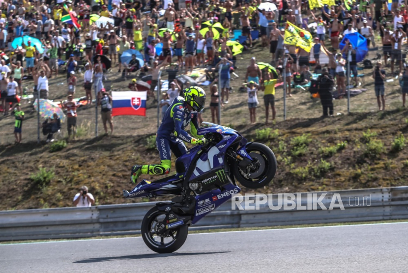 Aksi akrobatik Valentino Rossi dalam sebuah sesi balapan MotoGP di Sirkuit Brno, Ceska pada Agustus 2018 silam. 