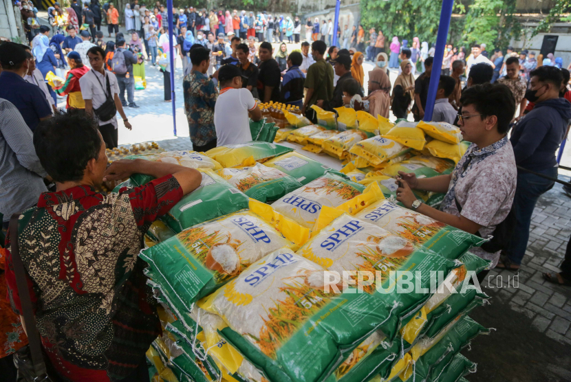 Sejumlah warga antre untuk mendapatkan beras dan minyak goreng bantuan sosial pada program gerakan pasar pangan murah di Semarang, Jawa Tengah, Sabtu (7/10/2023).