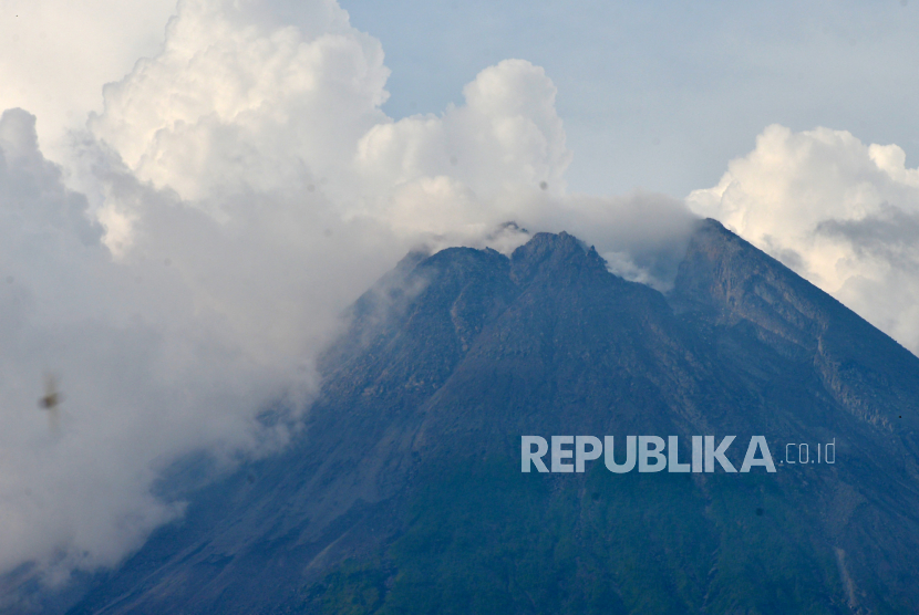 Gunung Merapi terlihat jelas dari Kali Kuning, Sleman, DI Yogyakarta.