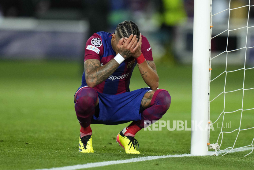 Reaksi pemain Barcelona Raphinha usai timnya dikalahkan Paris Saint-Germain pada pertandingan sepak bola leg kedua perempat final Liga Champions di stadion Olimpic Lluis Companys di Barcelona, Spanyol, Rabu (17/4/2024). PSG sukses menaklukkan Barca dengan skor 4-1. Gol PSG dicetak Ousmane Dembele di menit ke-40, Vitor Ferreira menit ke-54 dan Kylian Mbappe menit ke-61 dan 89. Satu gol Barcelona Dicetak Raphinha di menit ke-12. Dengan hasil ini PSG melaju ke babak semifinal Liga Champions dengan agregat 6-4.