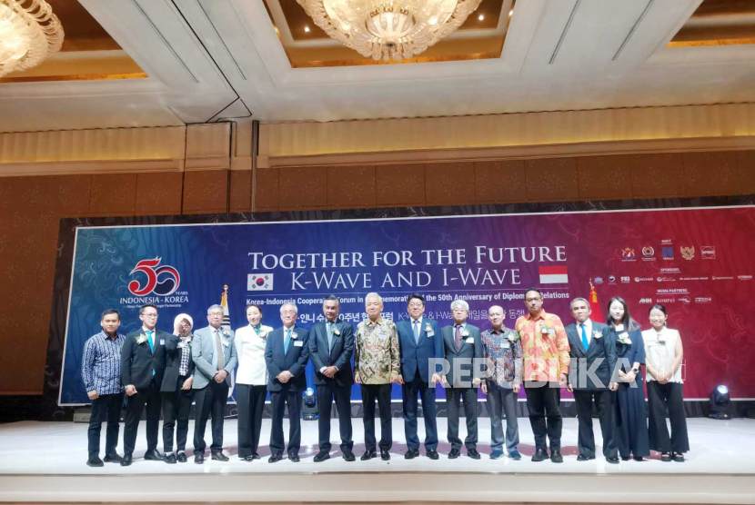 Para pengisi acara di Korea-Indonesia Economic Cooperation Forum in Commemoration of the 50th Anniversary of Diplomatic Relations di Hotel Mulia Senayan pada Kamis (30/11/2023). 