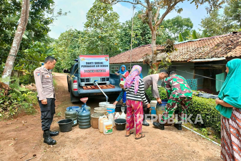 (ILUSTRASI) Polisi mendistribusikan air bersih untuk warga di wilayah Kecamatan Cineam, Kabupaten Tasikmalaya, Jawa Barat.