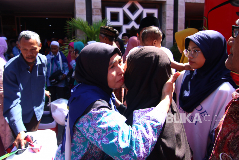 Jamaah haji memeluk keluarganya saat pemberangkatan kloter 48 di Masjid KH Ahmad Dahlan Banyuwangi, Jawa Timur, Kamis (8/6/2023).