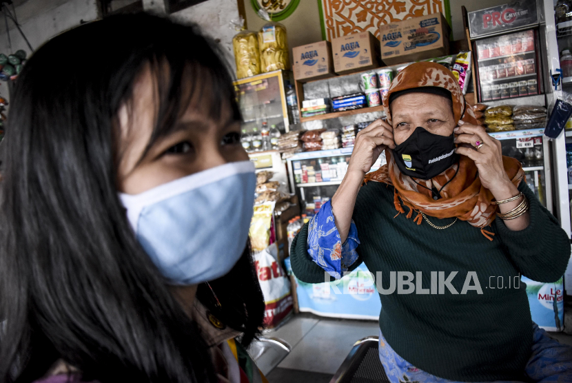Kampanye Penggunaan Masker di Terminal Cicaheum, Kota Bandung, Selasa (3/11). Ada beberapa cara yang bisa dilakukan untuk mencegah kulit berjerawat akibat pemakaian masker.