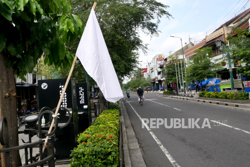 Bendera putih tanda berkabung dipasang di tepi Jalan Malioboro, Yogyakarta, Jumat (30/7). (Ilustrasi)