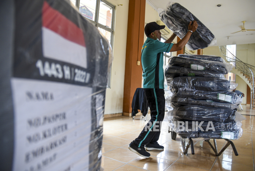 Petugas menyusun koper jamaah calon haji di Asrama Haji Embarkasi Kota Medan, Sumatra Utara, Rabu (8/6/2022). Sejumlah sarana dan fasilitas disiapkan di Asrama Haji Embarkasi Kota Medan untuk menyambut kedatangan jamaah calon haji pada tanggal 10 Juni 2022. Embarkasi Medan Siap Berangkatkan 3.777 Calon Jamaah Haji