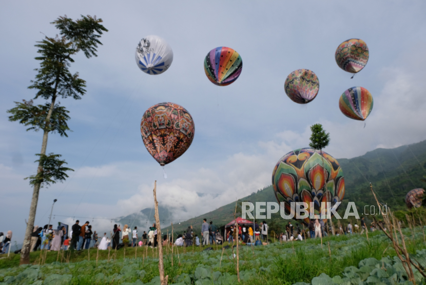 Ilustrasi festival balon udara.