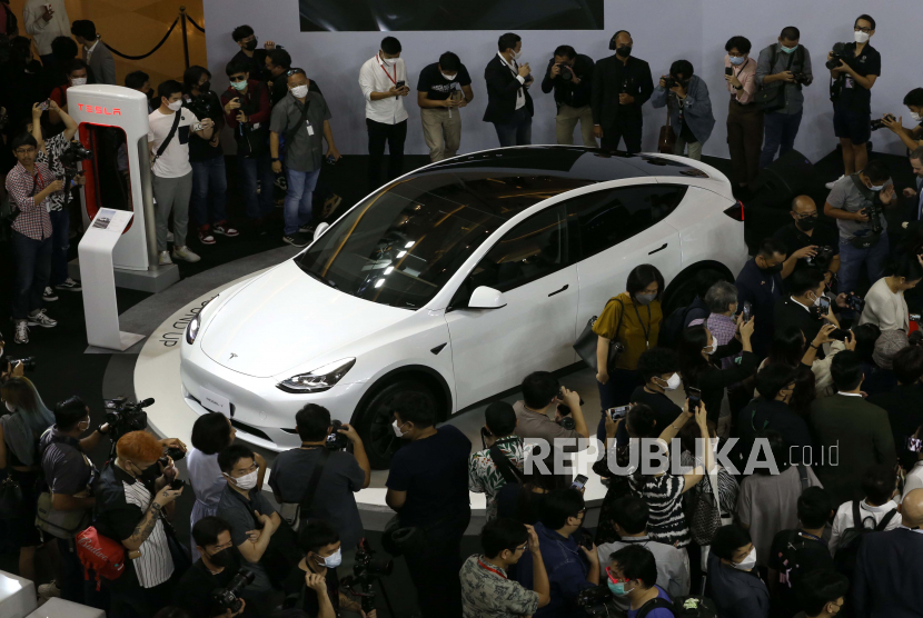 Pengunjung melihat mobil Tesla Model Y saat acara peluncuran resmi Tesla di Thailand, di Bangkok, Thailand, 7 Desember 2022. Mobil listrik Tesla  Model Y menjadi mobil listrik terlaris Januari 2023. Foto ilustrasi.