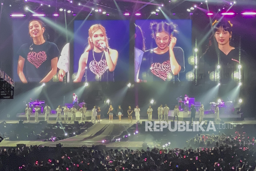 Girl band asal Korea Selatan BLACKPINK saat tampil pada konsernya. 