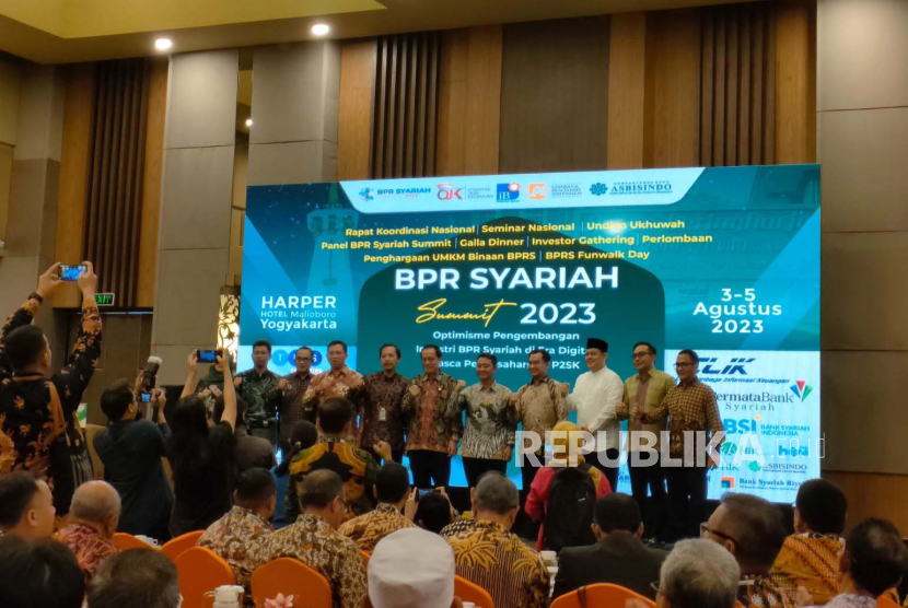 Kepala Eksekutif Pengawas Perbankan OJK Dian Ediana Rae dalam Pembukaan BPR Syariah Summit 2023 di  Hotel Harper Yogyakarta, Jumat (4/8/23).