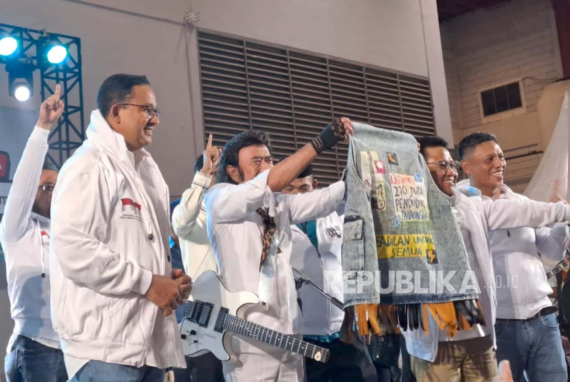 Penyanyi dangdut Rhoma Irama menyatakan dukungan resmi kepada capres-cawapres nomor urut 1 Anies Baswedan-Muhaimin Iskandar AMIN di JIexpo Kemayoran, Jakarta Pusat, Senin (29/1/2024). 