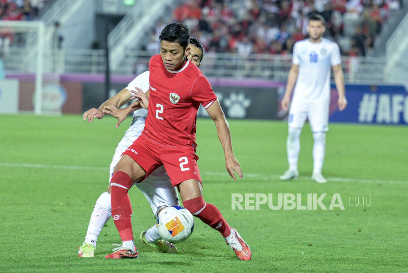 Pesepak bola Timnas Indonesia U-23 Ilham Rio Fahmi (kanan) mengamankan bola dari pesepak bola Timnas U-23 Uzbekistan pada babak semifinal Piala Asia U-23 2024 di Stadion Abdullah bin Khalifa, Doha, Qatar, Senin (29/4/2024). Indonesia kalah dari Uzbekistan dengan skor akhir 0-2. 