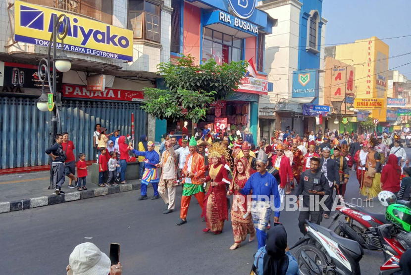 Kirab Budaya Merah Putih di Kota Sukabumi, Jawa Barat, Ahad (20/8/2023).
