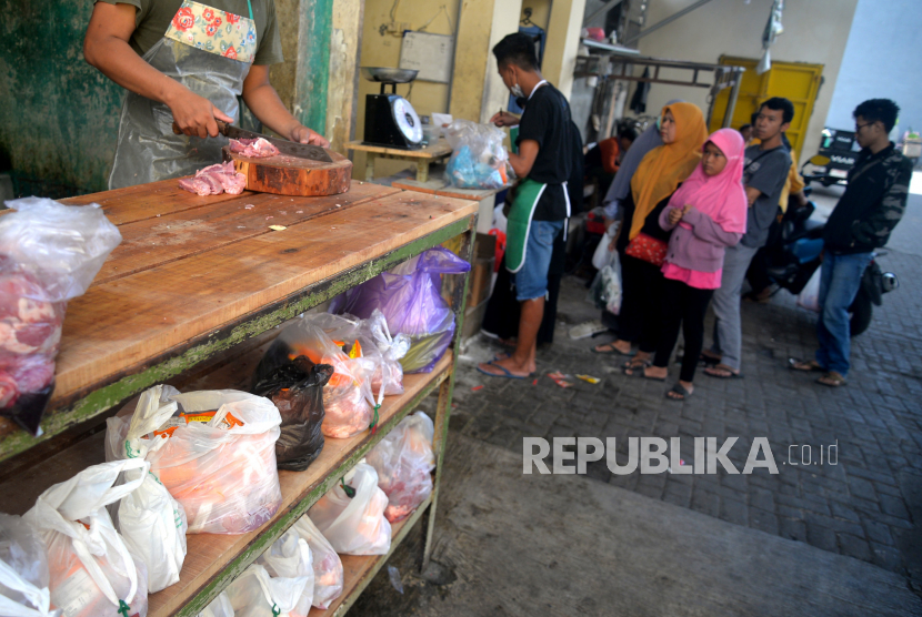 Warga mengambil nomer antrean penggilingan daging di Pasar Colombo, Sleman, Yogyakarta, Jumat (30/6/2023). Badan Pusat Statistik mencatat inflasi Juni dipengaruhi oleh momen Idul Adha.