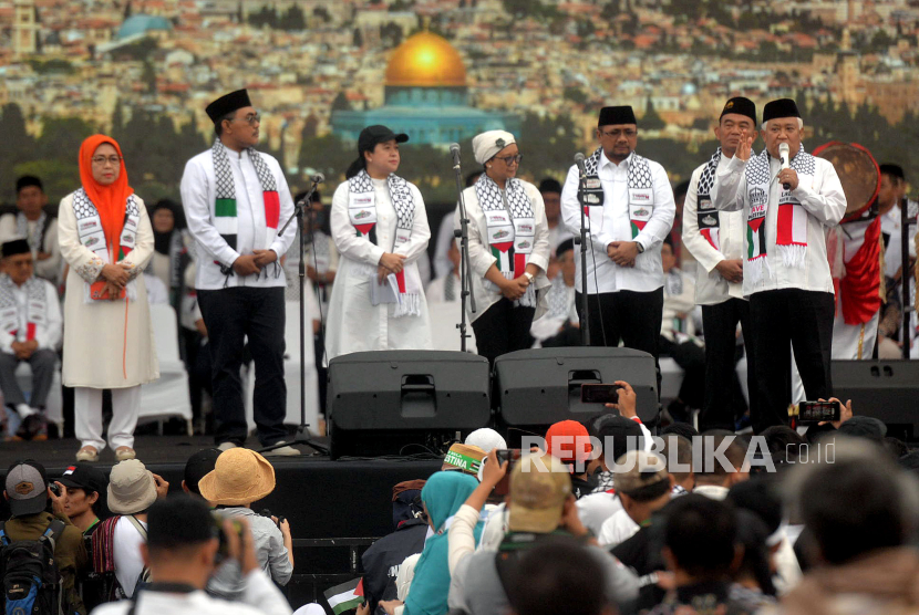 Mantan Ketua Umum PP Muhammadiyah yang juga sebagai Ketua Pengarah Aksi Din Syamsuddin saat menghadiri Aksi Damai Aliansi Rakyat Indonesia Bela Palestina di Kawasan Monas, Jakarta, Ahad (5/11/2023).  