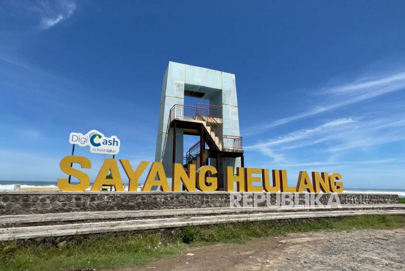 Bupati Garut, Rudy Gunawan, meninjau sejumlah objek wisata pantai di Kabupaten Garut, Ahad (16/4/2023).