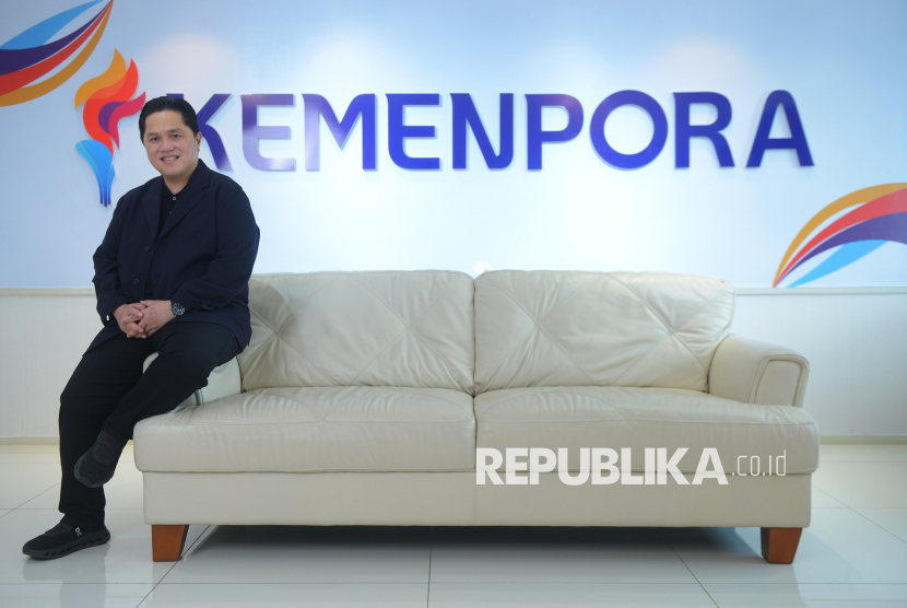 Menteri Pemuda dan Olahraga Erick Thohir berpose usai diwawancarai Republika di Kantor Kemenpora, Jakarta, Senin (22/9/2025).