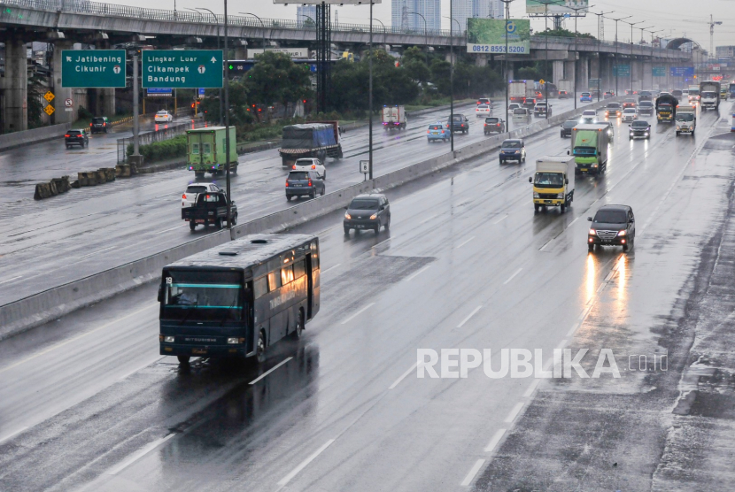 Sejumlah kendaraan melintasi jalan tol Jakarta-Cikampek di Bekasi, Jawa Barat, Selasa (31/3/2020). Badan Pengatur Jalan Tol (BPJT) memprediksi adanya penurunan volume kendaraan mencapai 40-50 persen akibat pandemi COVID-19