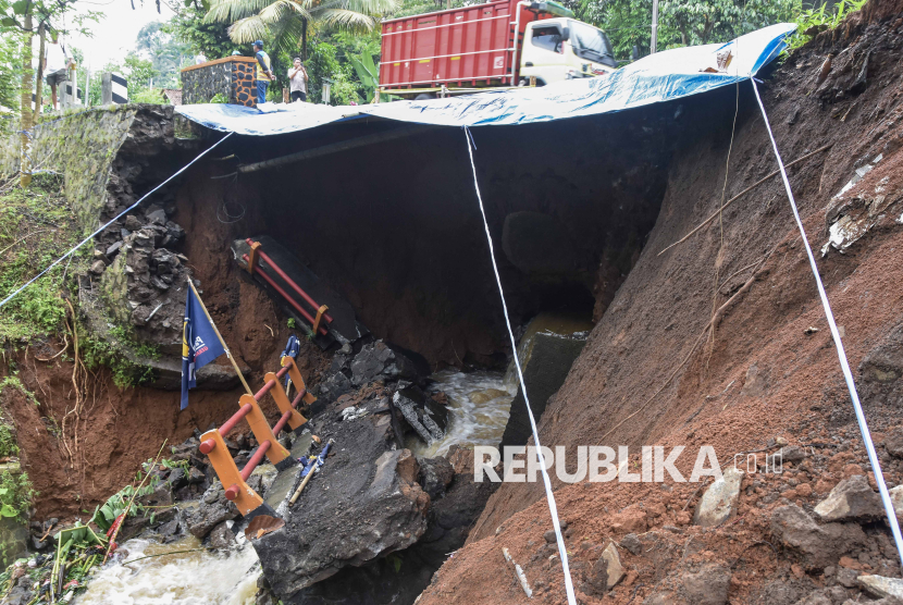 Hujan Deras, Jalan Penghubung Ciamis–Cirebon Longsor