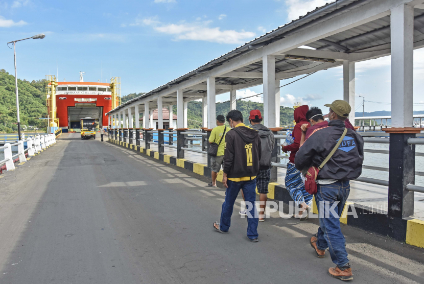 Sejumlah calon penumpang berjalan menuju kapal fery tujuan Pelabuhan Ketapang di Banyuwangi di Pelabuhan Lembar, Gerung, Lombok Barat, NTB, Rabu (5/5/2021). Terdapat empat rute yang disediakan untuk mengakomodir para penonton MotoGP 2022 di Lombok melalui Pelabuhan Lembar dan Terminal Gilimas. 