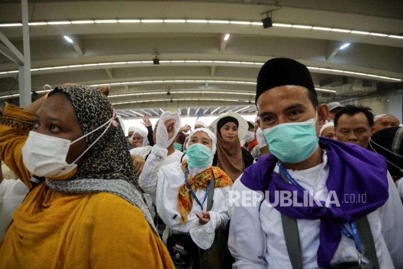 Jamaah haji melempar kerikil sebagai bagian dari ritual rajam simbolis setan di Jembatan Jamarat selama ziarah haji dekat Mekah, Arab Saudi, 11 Juli 2022.(Foto: Republika)