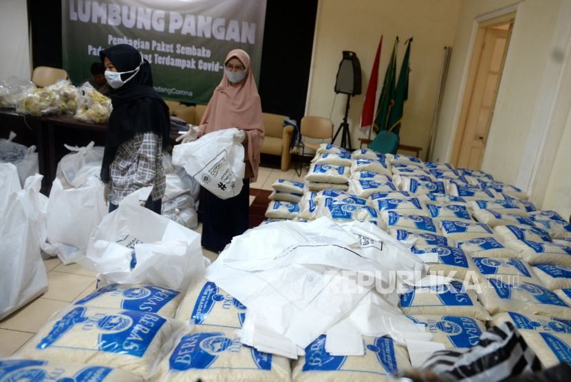 Petugas membungkus bantuan paket sembako di MDMC Muhammadiyah, Yogyakarta, Rabu (22/4). PP Muhammadiyah secara serentak membagikan 5 ribu paket sembako secara nasional