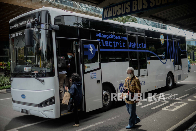 Kendaraan bus listrik skywell beroperasi di kawasan SCBD, Jakarta. 