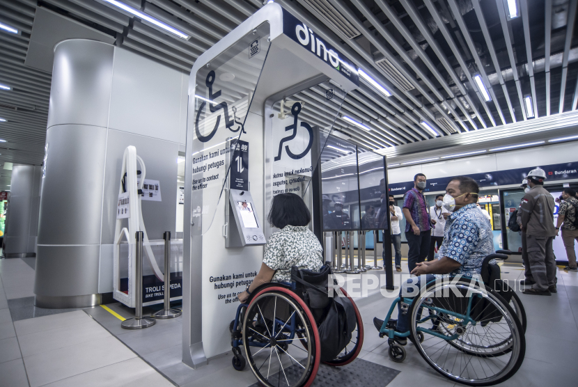 Penyandang disabilitas menggunakan alat text telephone DNA bagi penyandang disabilitas di Stasiun MRT Bundaran HI, Jakarta, Jumat (3/12/2021). Perubahan cara pandang terhadap warga disabilitas juga harus dilakukan negara.