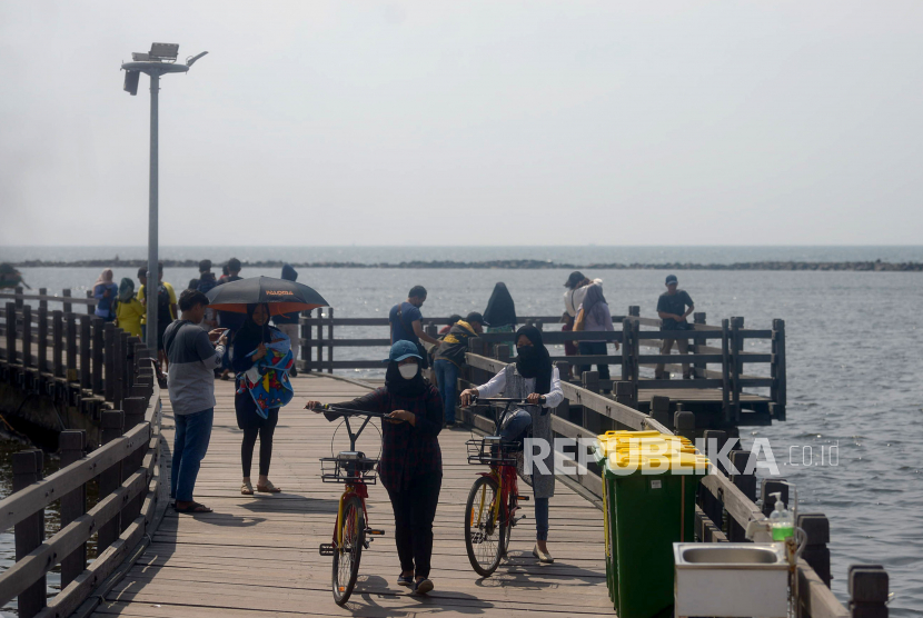 Manajemen Taman Impian Jaya Ancol masih membatasi area pinggir laut yang kerap digunakan untuk bermain air oleh pengunjung pantai Ancol di Pademangan, Jakarta Utara. (ilustrasi)